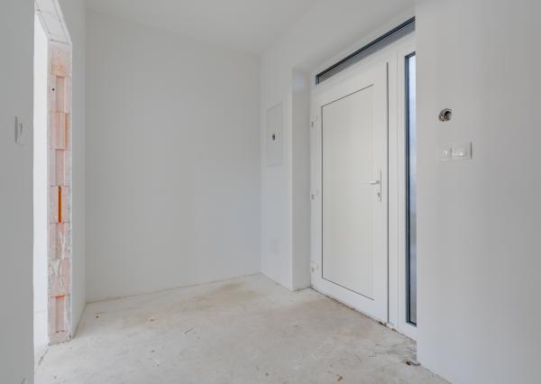 3-izbový byt v štádiu holobytu na predaj – Veľký Grob, 81 m², terasa, pozemok, parkovanie