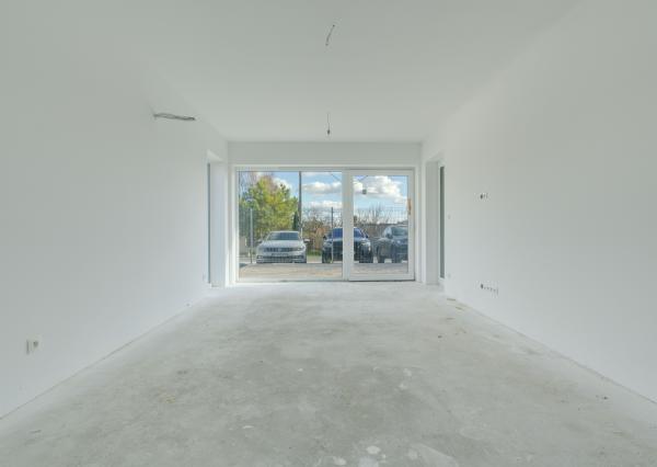 3-izbový byt v štádiu holobytu na predaj – Veľký Grob, 81 m², terasa, pozemok, parkovanie