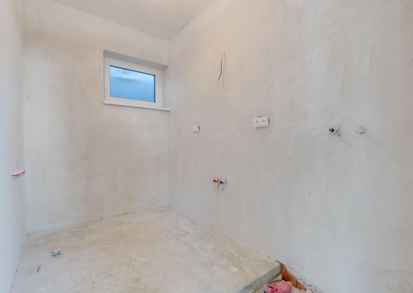 3-izbový byt v štádiu holobytu na predaj – Veľký Grob, 81 m², terasa, pozemok, parkovanie