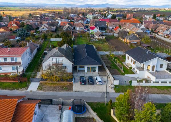 3-izbový byt v štádiu holobytu na predaj – Veľký Grob, 81 m², terasa, pozemok, parkovanie