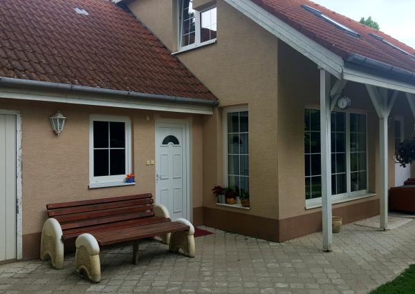 Tomášov, okr. Senec - NA PREDAJ samostatne stojací, tehlový, dvojpodlažný rodinný dom s priestranným pozemkom, ideálnym na ďalšiu výstavbu.