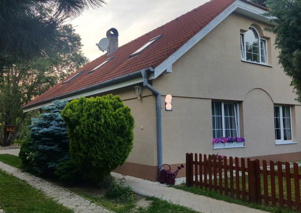 Tomášov, okr. Senec - NA PREDAJ samostatne stojací, tehlový, dvojpodlažný rodinný dom s priestranným pozemkom, ideálnym na ďalšiu výstavbu.