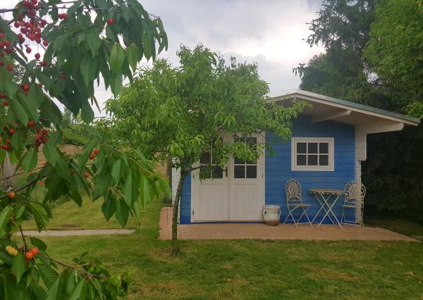 Tomášov, okr. Senec - NA PREDAJ samostatne stojací, tehlový, dvojpodlažný rodinný dom s priestranným pozemkom, ideálnym na ďalšiu výstavbu.