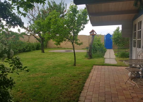 Tomášov, okr. Senec - NA PREDAJ samostatne stojací, tehlový, dvojpodlažný rodinný dom s priestranným pozemkom, ideálnym na ďalšiu výstavbu.