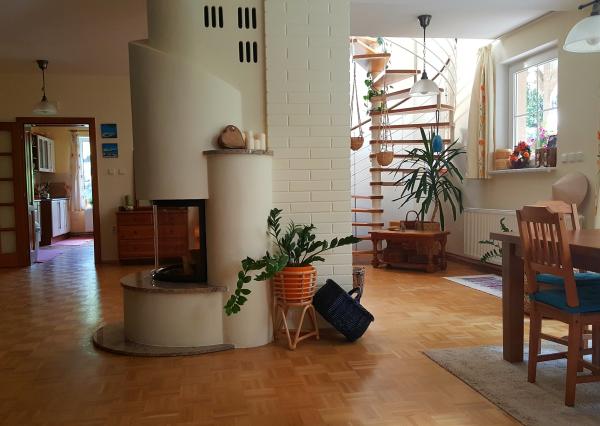 Tomášov, okr. Senec - NA PREDAJ samostatne stojací, tehlový, dvojpodlažný rodinný dom s priestranným pozemkom, ideálnym na ďalšiu výstavbu.