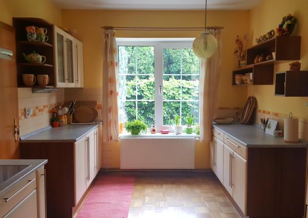 Tomášov, okr. Senec - NA PREDAJ samostatne stojací, tehlový, dvojpodlažný rodinný dom s priestranným pozemkom, ideálnym na ďalšiu výstavbu.