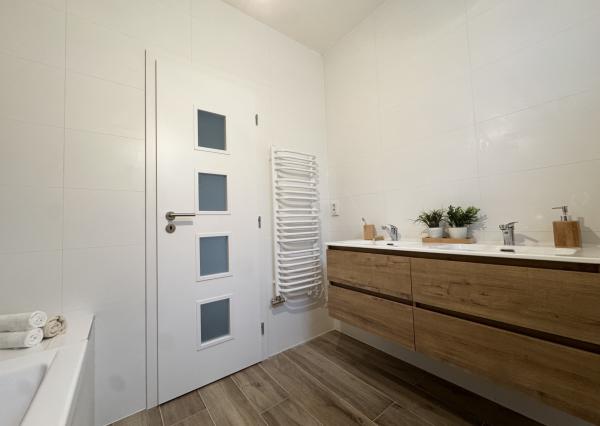 Na predaj moderný 4-izbový bungalov v obci Príbovce - hneď k nasťahovaniu