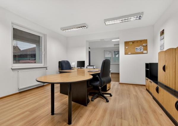 Flexibilný firemný priestor 226 m² – kancelárie, showroom, sklad, parkovanie