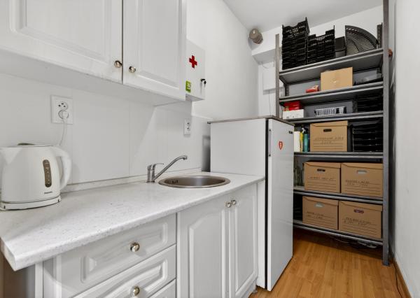 Flexibilný firemný priestor 226 m² – kancelárie, showroom, sklad, parkovanie