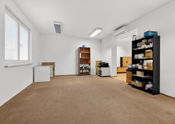 Flexibilný firemný priestor 226 m² – kancelárie, showroom, sklad, parkovanie