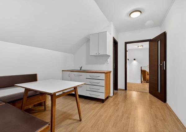 Flexibilný firemný priestor 226 m² – kancelárie, showroom, sklad, parkovanie