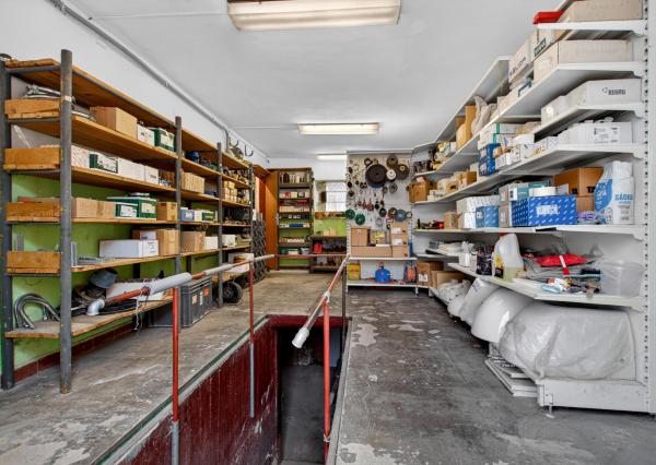 Flexibilný firemný priestor 226 m² – kancelárie, showroom, sklad, parkovanie