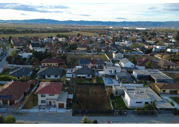 Na predaj pozemok na výstavbu rodinného domu – Ivanka pri Dunaji, časť Farná (okres Senec)