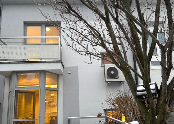 Elegantný 5 izbový rodinný dom (183 m2) s garážou a záhradou po kompletnej rekonštrukcii v srdci Ľudovej štvrte, Bratislava – Nové Mesto