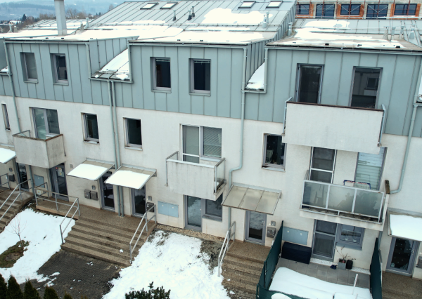 Na predaj pekný 3-izbový byt s predzáhradkou, terasou a park. státim - Martin