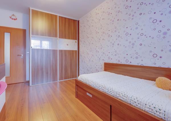 Priestranný 3- izbový byt vo vynikajúcej lokalite na predaj, Senec- Kollárova ulica