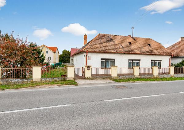 Na predaj: Rodinný dom v centre obce Tomášov s veľkým pozemkom a investičným potenciálom