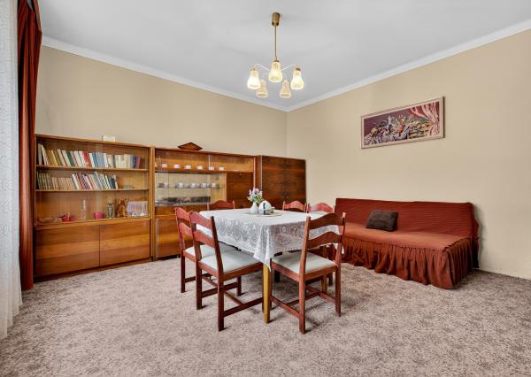 Na predaj: Rodinný dom v centre obce Tomášov s veľkým pozemkom a investičným potenciálom