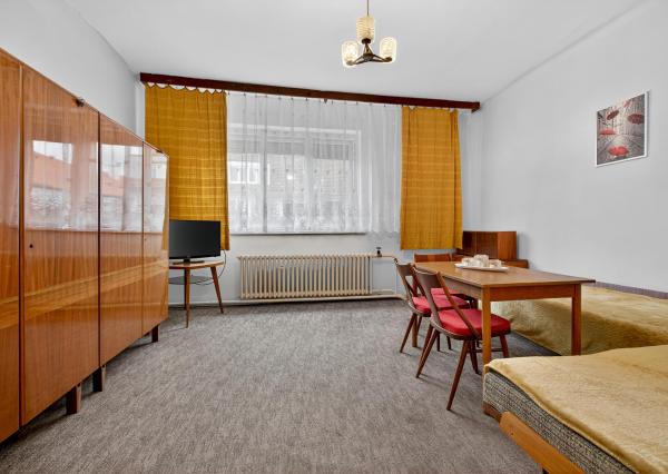 Na predaj: Rodinný dom v centre obce Tomášov s veľkým pozemkom a investičným potenciálom