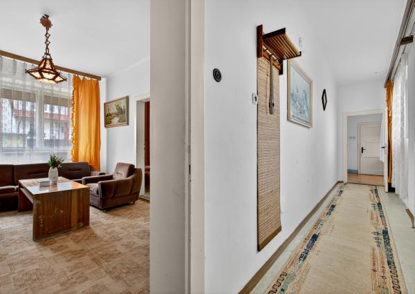 Na predaj: Rodinný dom v centre obce Tomášov s veľkým pozemkom a investičným potenciálom