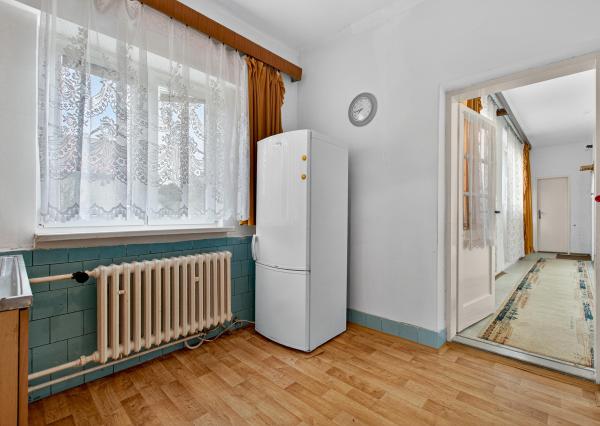 Na predaj: Rodinný dom v centre obce Tomášov s veľkým pozemkom a investičným potenciálom