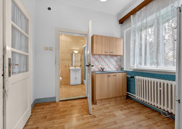 Na predaj: Rodinný dom v centre obce Tomášov s veľkým pozemkom a investičným potenciálom