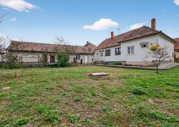 Na predaj: Rodinný dom v centre obce Tomášov s veľkým pozemkom a investičným potenciálom