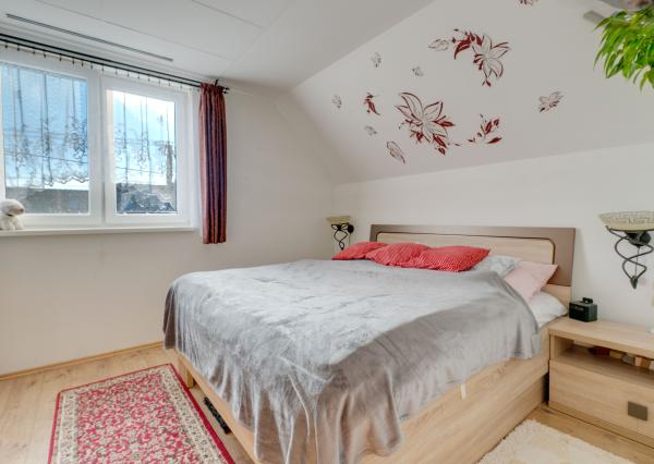 Priestranný 3-izbový tehlový rodinný dom vo Vajnoroch