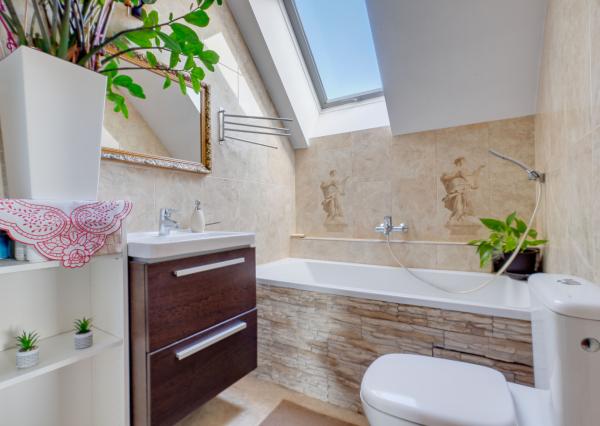 Priestranný 3-izbový tehlový rodinný dom vo Vajnoroch