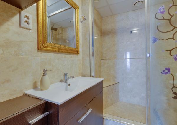 Priestranný 3-izbový tehlový rodinný dom vo Vajnoroch