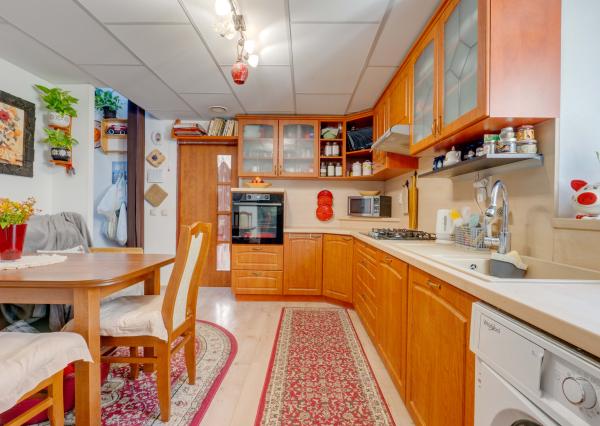 Priestranný 3-izbový tehlový rodinný dom vo Vajnoroch