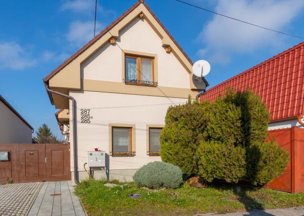 Priestranný 3-izbový tehlový rodinný dom vo Vajnoroch