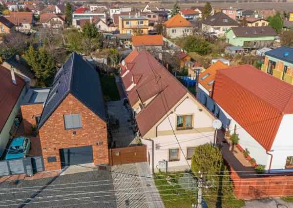 Priestranný 3-izbový tehlový rodinný dom vo Vajnoroch