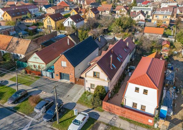 Priestranný 3-izbový tehlový rodinný dom vo Vajnoroch