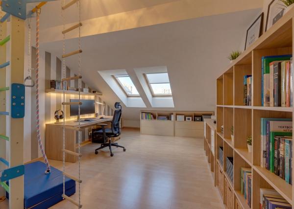 SENEC - NA PREDAJ nadštandardný 4-izbový mezanín v srdci mesta (na pešej zóne)