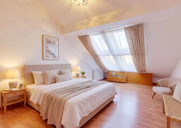 SENEC - NA PREDAJ nadštandardný 4-izbový mezanín v srdci mesta (na pešej zóne)