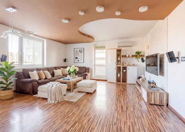 SENEC - NA PREDAJ nadštandardný 4-izbový mezanín v srdci mesta (na pešej zóne)