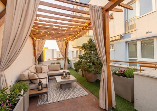 SENEC - NA PREDAJ nadštandardný 4-izbový mezanín v srdci mesta (na pešej zóne)