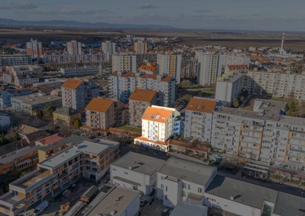 SENEC - NA PREDAJ nadštandardný 4-izbový mezanín v srdci mesta (na pešej zóne)