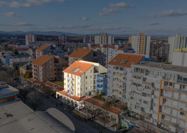 SENEC - NA PREDAJ nadštandardný 4-izbový mezanín v srdci mesta (na pešej zóne)