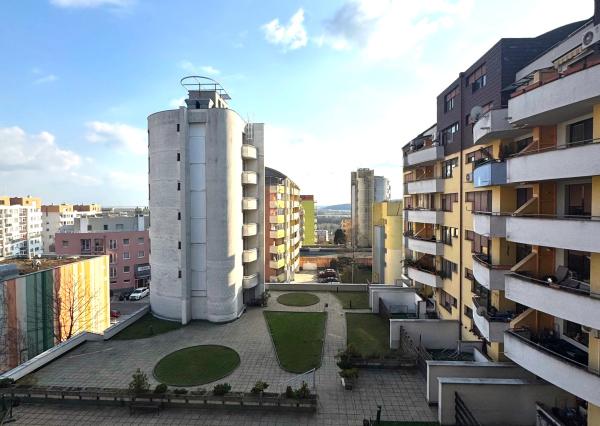 Na PRENÁJOM: Priestranný 2-izbový byt s loggiou a garážovým státím – Matejkova, Dlhé diely, Bratislava