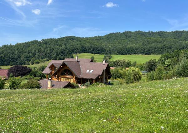 Luxusný nízkoenergetický zrub Podzámčok pri Zvolene – súkromie, príroda a pozemok 11 000 m²