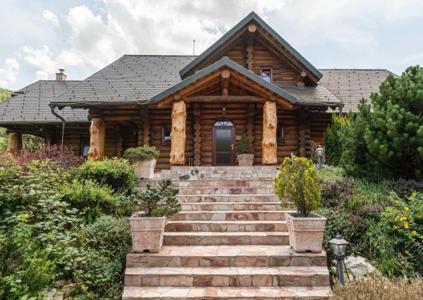 Luxusný nízkoenergetický zrub Podzámčok pri Zvolene – súkromie, príroda a pozemok 11 000 m²