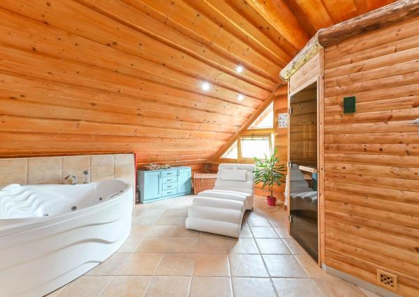 Luxusný nízkoenergetický zrub Podzámčok pri Zvolene – súkromie, príroda a pozemok 11 000 m²