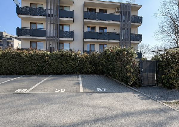 Hamuliakovo, okr. SC- NA PREDAJ 3 izbový byt s terasou, záhradou a dvomi parkovacími státiami.