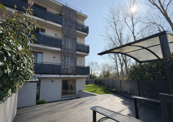 Hamuliakovo, okr. SC- NA PREDAJ 3 izbový byt s terasou, záhradou a dvomi parkovacími státiami.