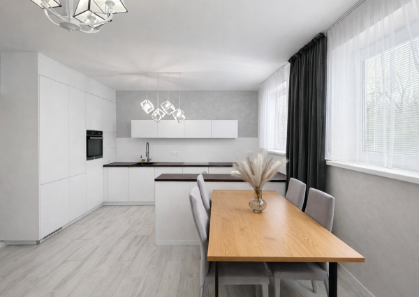 Hamuliakovo, okr. SC- NA PREDAJ 3 izbový byt s terasou, záhradou a dvomi parkovacími státiami.