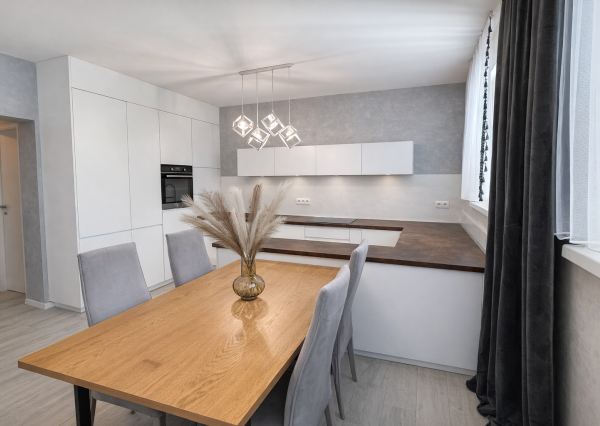 Hamuliakovo, okr. SC- NA PREDAJ 3 izbový byt s terasou, záhradou a dvomi parkovacími státiami.