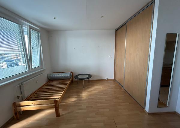 Svetlá garsónka s balkónom, 11/12 posch. – prenájom