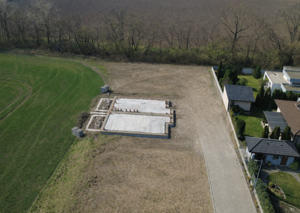 Na predaj exkluzívny stavebný pozemok na konci slepej ulice v obci Voderady